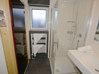 Badezimmer mit Infrarotkabine