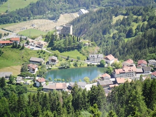 Ausblick auf die Burg Laudegg mit dem Weiher