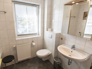 Bad mit Badewanne im Obergeschoss