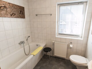 Bad mit Badewanne im Obergeschoss