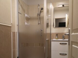 Das Badezimmer mit Duschkabine