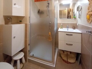 Das Badezimmer mit Duschkabine