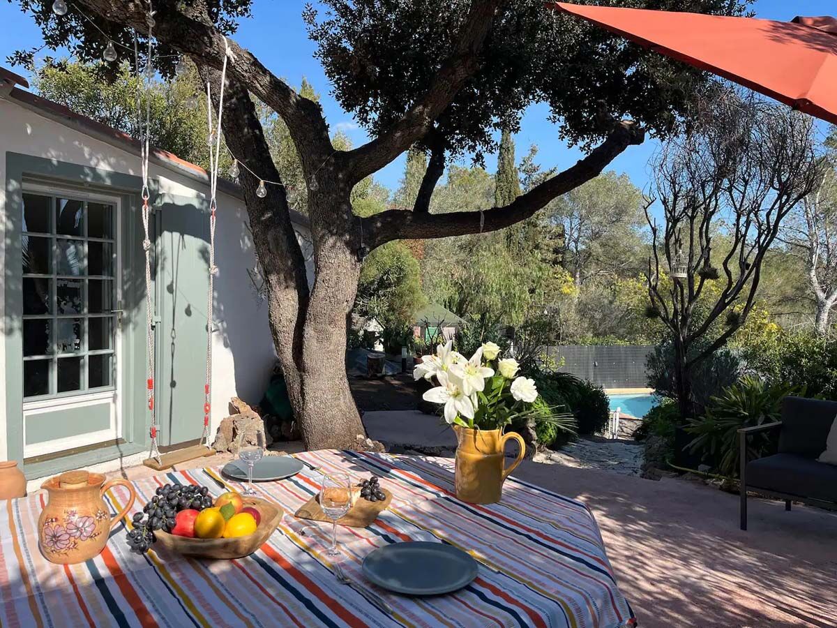 Die sonnige Terrasse lädt zum Verweilen ein