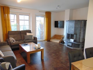 Wohnzimmer mit Kamin und Hundebett