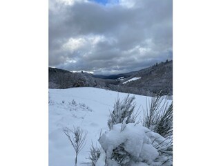 Umgebung des Bauernhofes im Winter