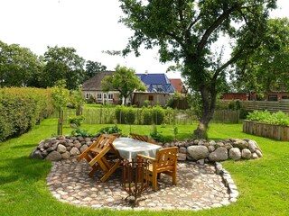 Hinterer Garten mit freier Terrasse