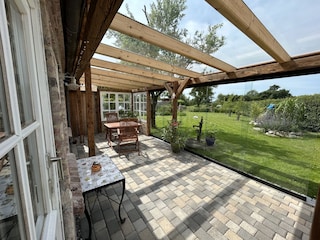 Wintergarten mit Blick in den Garten