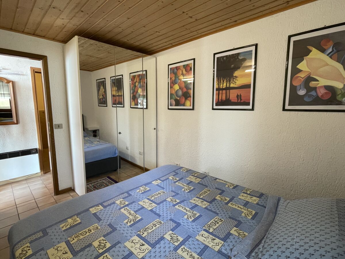 Schlafzimmer mit Doppelbett