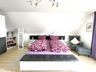 Schlafzimmer mit  Relax-Sessel