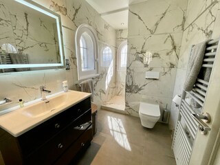 Badezimmer mit begehbarer Dusche / Schlafzimmer 2