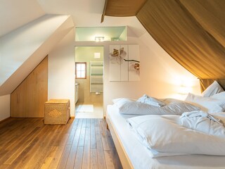 Schlafzimmer mit eigenem Duschbad und Toilette