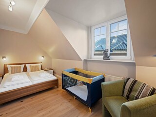 Bedroom 3 with baby cod