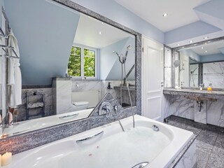Bathroom on 1st floor