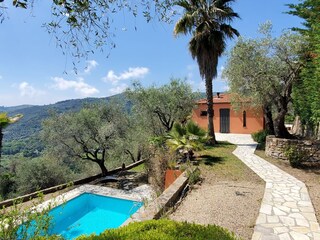 Villa Borgo Barlina, Pool und weg zum Haus