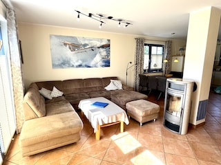 Wohnzimmer mit großer Couch
