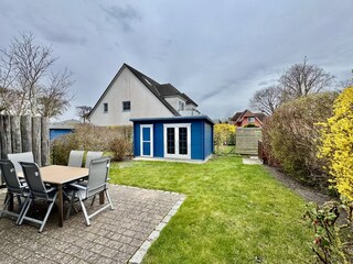 Terrasse und Fahrradschuppen