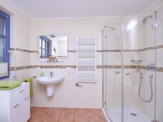und großer Dusche
