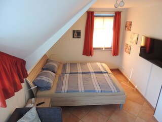 2. Schlafzimmer OG mit TV