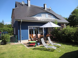 Große SW-Terrasse mit Kinderbank und Liegestühlen
