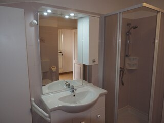 Das Badezimmer mit Dusche.