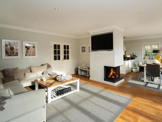 Wohnraum mit Kamin und Essbereich