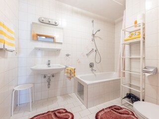 Bad mit Dusche und WC