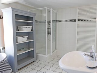 Mit Dusche und Eckwanne