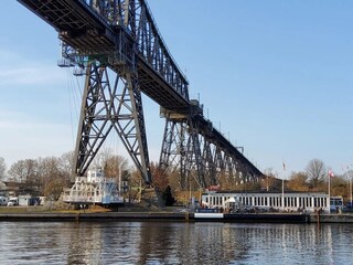 Am Provianthaus_Die Hochbrücke mit der Schwebefähre
