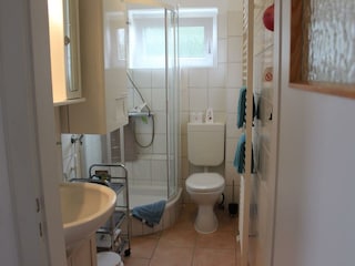 Bad mit Dusche und  Fenster