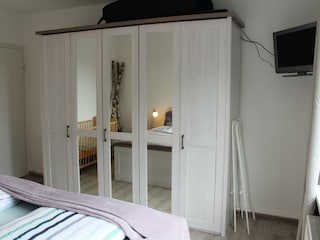 Schlafzimmer mit 2. TV