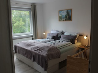 Schlafzimmer mit Babybett