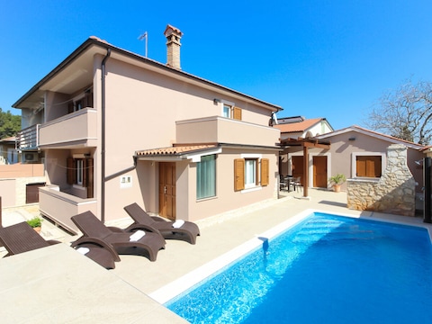 Villa Magnifica mit privatem Pool in Pula