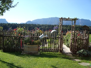 Unser Bauerngarten mit Bergpanorama