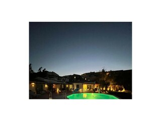 Nachtansicht des Pools