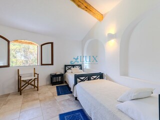 Bedroom with 2 single beds