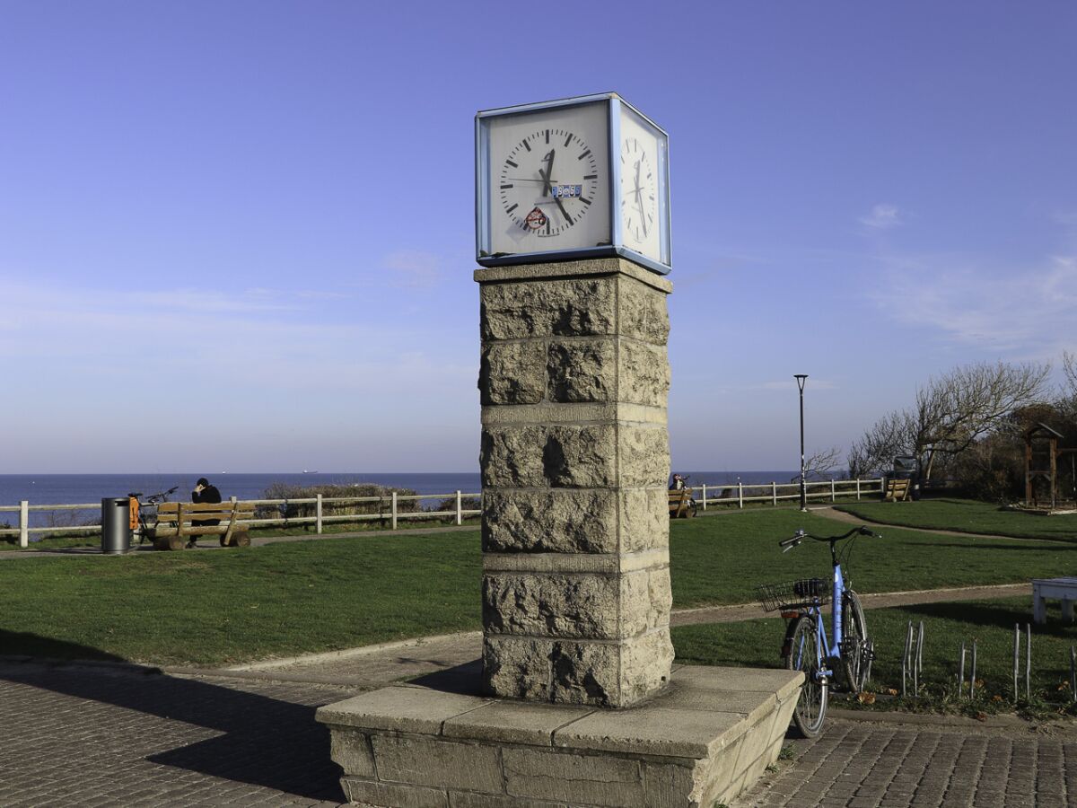 Uhr auf der Promenade