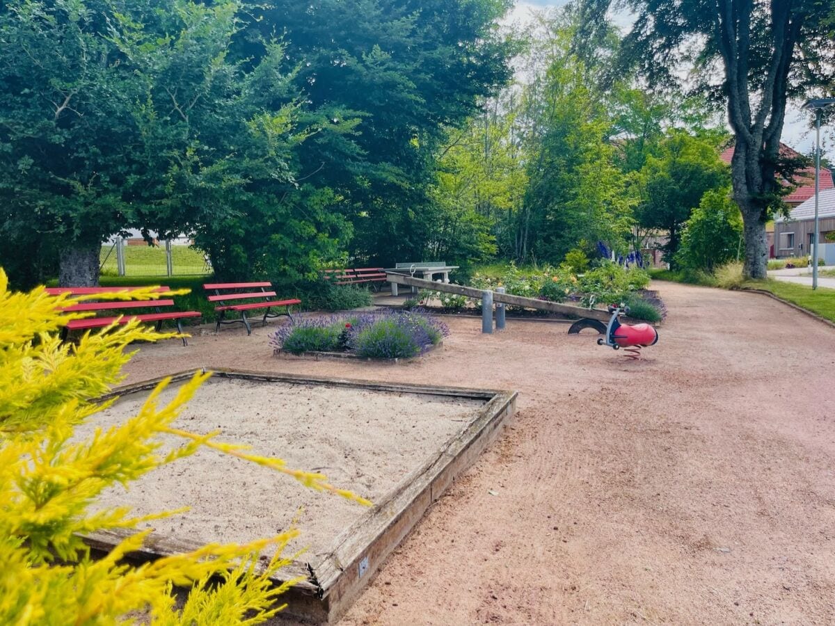 Der Spielplatz mit Tischtennis gegenüber der Wohnung