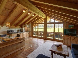 Wohnbereich mit Südbalkon und Bergblick