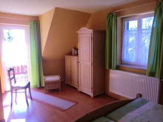 Schlafzimmer mit Durchgang zum Balkon