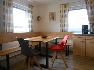 Esssecke mit Küche im Ferienhaus Arberblick