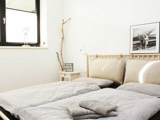gemütliches Doppelbett im Schlafzimmer