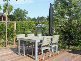 moderne Terrasse mit Grill