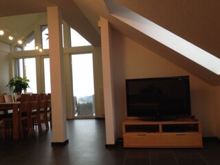 Wohnzimmer II im DG mit Plasma-TV und Schlafcouch