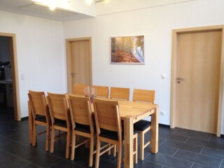Esszimmer im DG mit großem Esstisch für 10 Personen