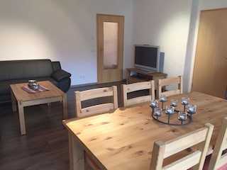 Wohnzimmer im UG mit Plasma-TV und WII-Konsole