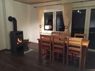 Wohnzimmer im UG mit Ofen