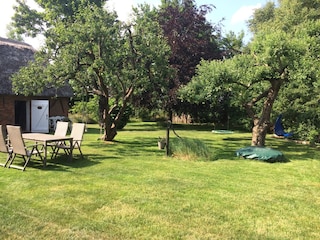 Garten mit kleiner Sandkiste unter´m Apfelbaum