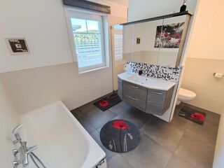 Bad mit Wanne im EG