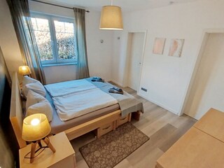 Schlafzimmer mit Bad u. Zugang zum Kinderzimmer