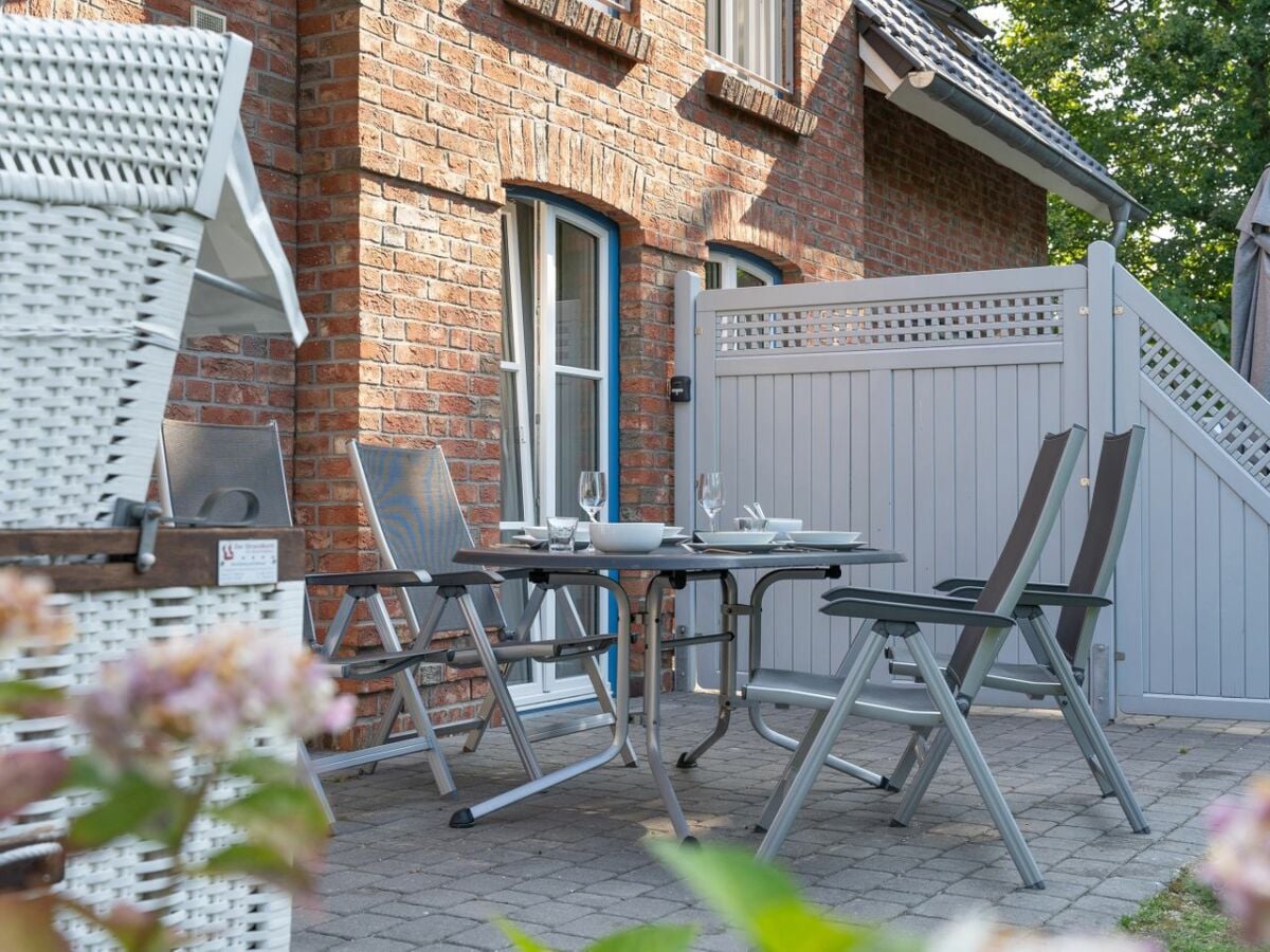 Auf der Terrasse stehen Ihnen Terrassenmöbel, Strandkorb und Sonnenschirm zur Verfügung.